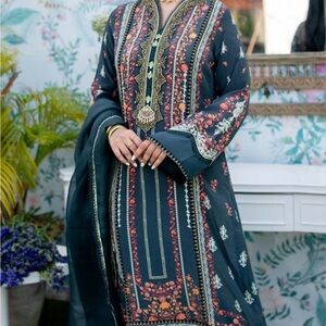 Farah Talib Aziz top with dupatta